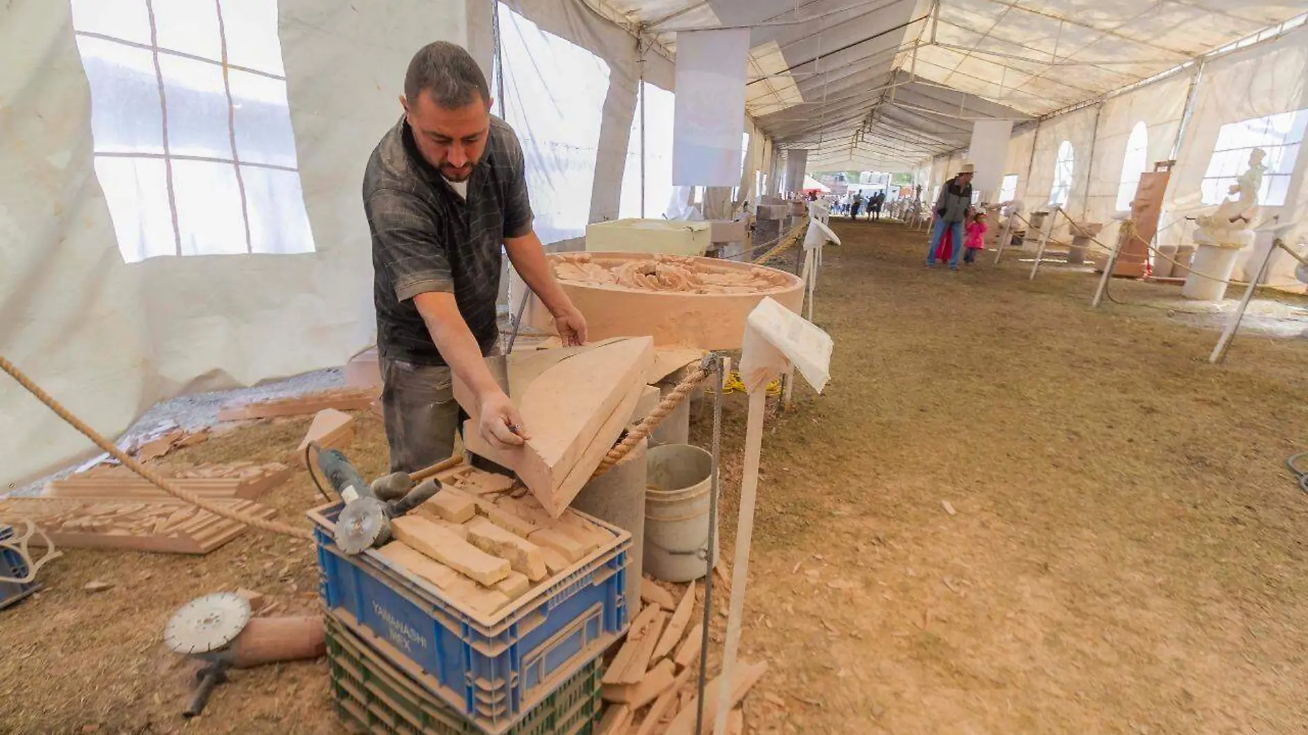 El mandatario estatal se comprometió a generar esquemas para exportaciones de las esculturas.